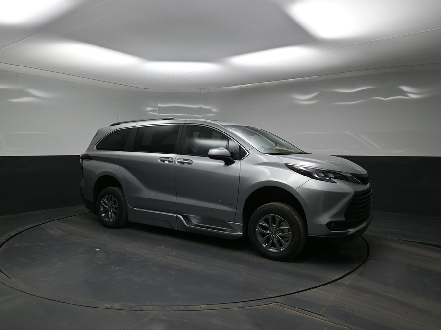 New 2025 Toyota Sienna Hybrid XLE Plus - BraunAbility Side Entry Entry Fold Out Automatic Ramp