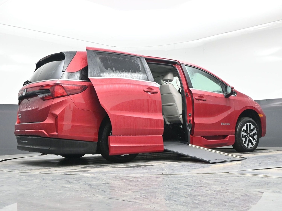 Red Honda Odyssey image number 18