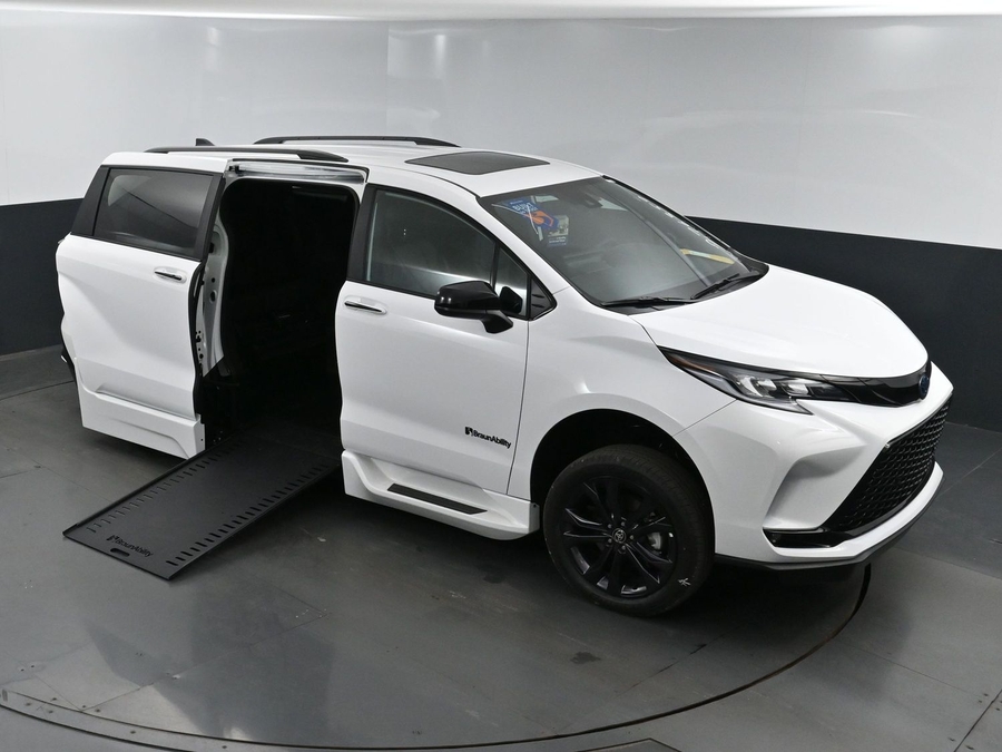 New 2025 Toyota Sienna Hybrid XSE - BraunAbility Side Entry Entry In Floor Automatic Ramp
