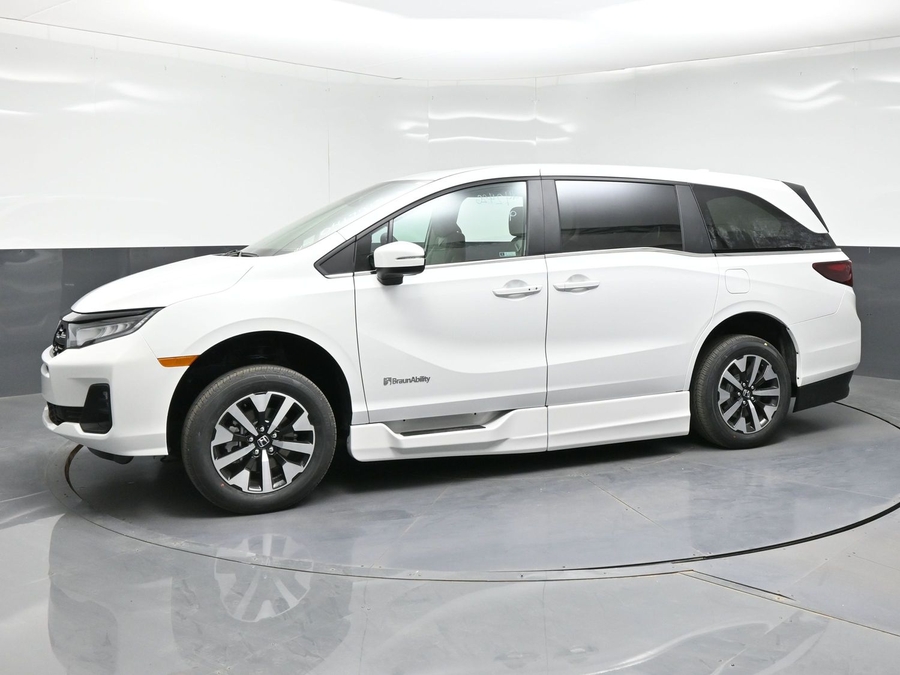 White Honda Odyssey image number 2