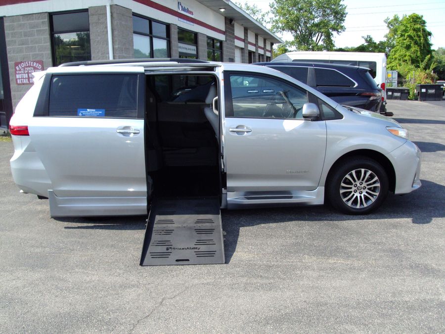 Used 2020 Toyota Sienna XLE Base - BraunAbility Side Entry Entry Fold Out Automatic Ramp