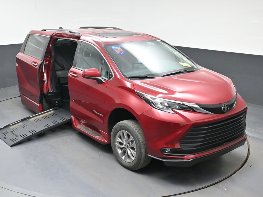 New 2026 Toyota Sienna Hybrid XLE Add - BraunAbility Side Entry Fold Out Automatic Ramp