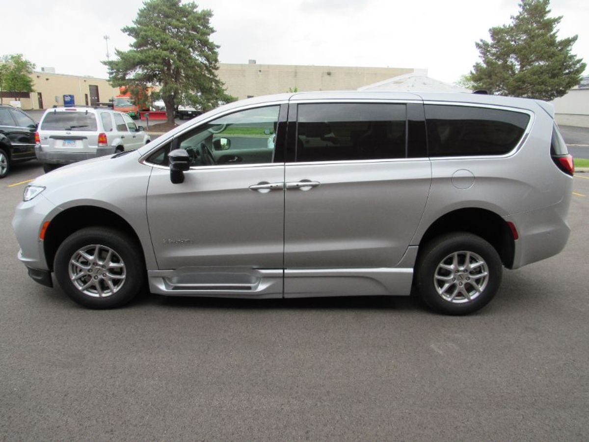 Silver Chrysler Pacifica image number 1