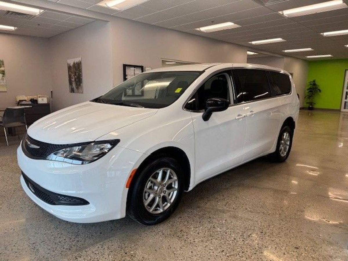 White Chrysler Voyager image number 1