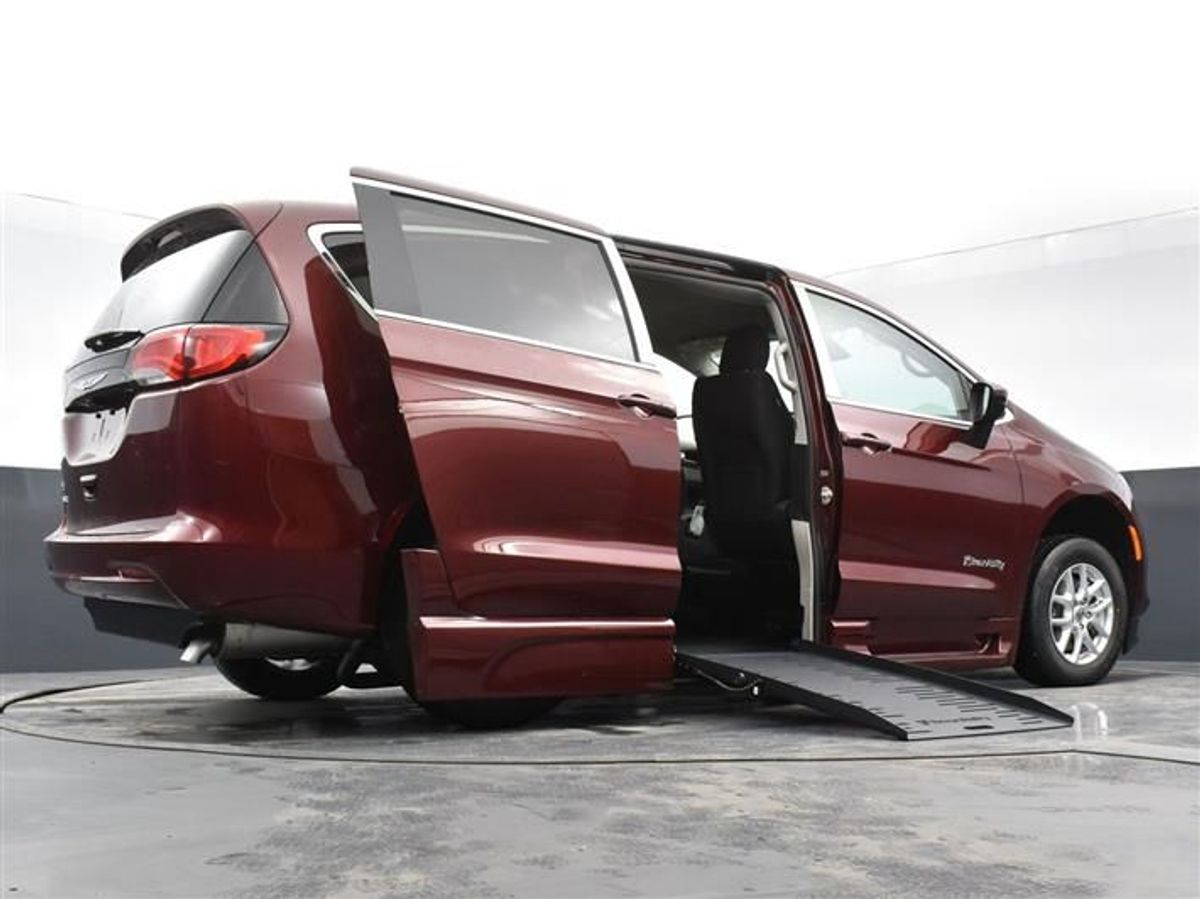 Red Chrysler Voyager image number 2