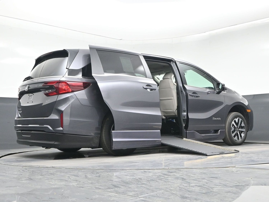 Grey Honda Odyssey image number 19