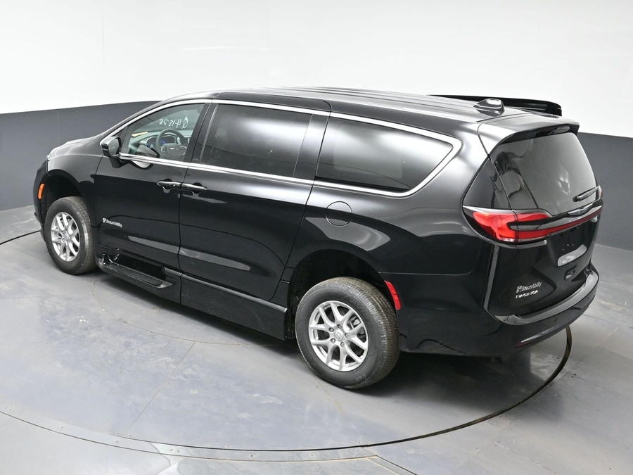 Black Chrysler Pacifica image number 21