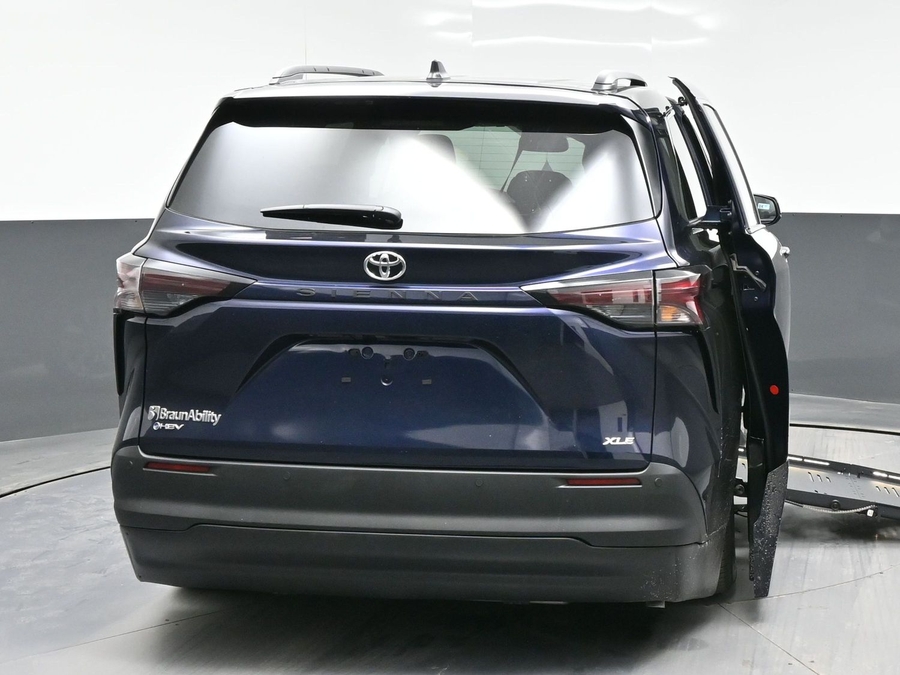 New 2026 Toyota Sienna Hybrid XLE Base - BraunAbility Side Entry Entry Fold Out Automatic Ramp