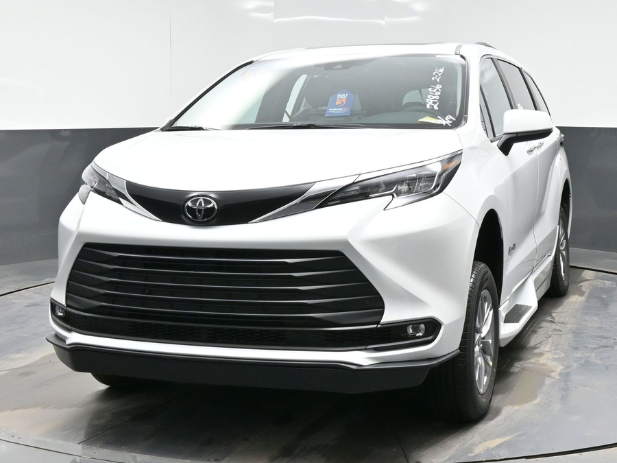 New 2026 Toyota Sienna Hybrid XLE Add - BraunAbility Side Entry Entry In Floor Automatic Ramp