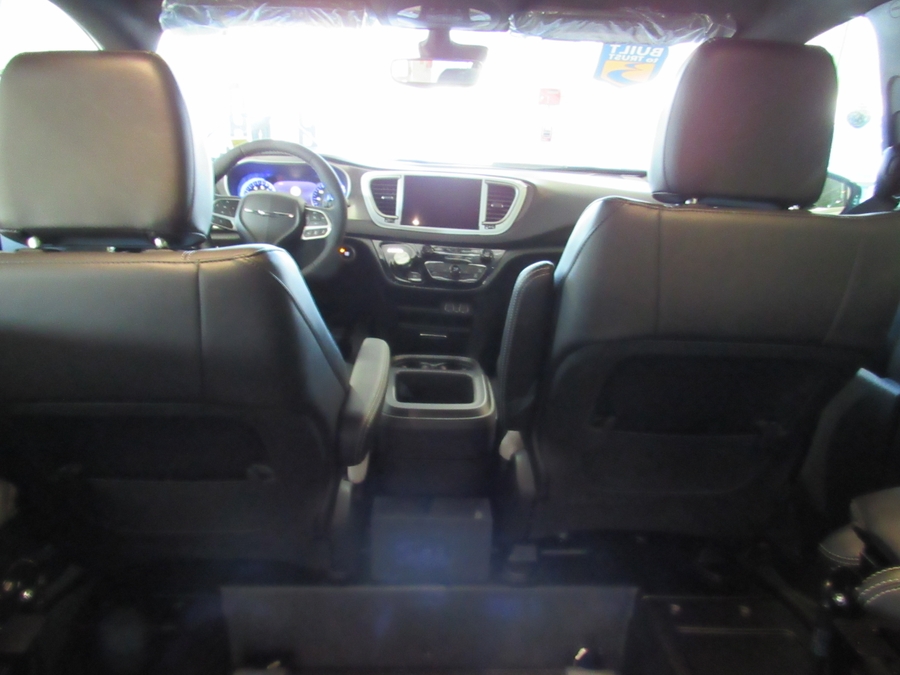 2020 Chrysler Pacifica Limited's photo