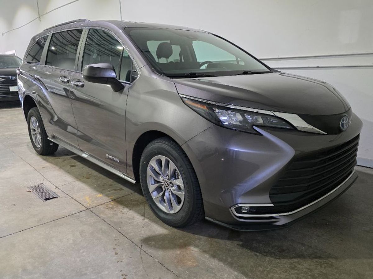 Grey Toyota Sienna image number 2