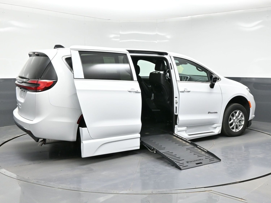 New 2026 Chrysler Pacifica Select Safety - BraunAbility Side Entry Entry Fold Out Automatic Ramp