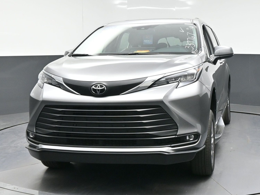New 2026 Toyota Sienna Hybrid XLE Base - BraunAbility Side Entry Fold Out Automatic Ramp