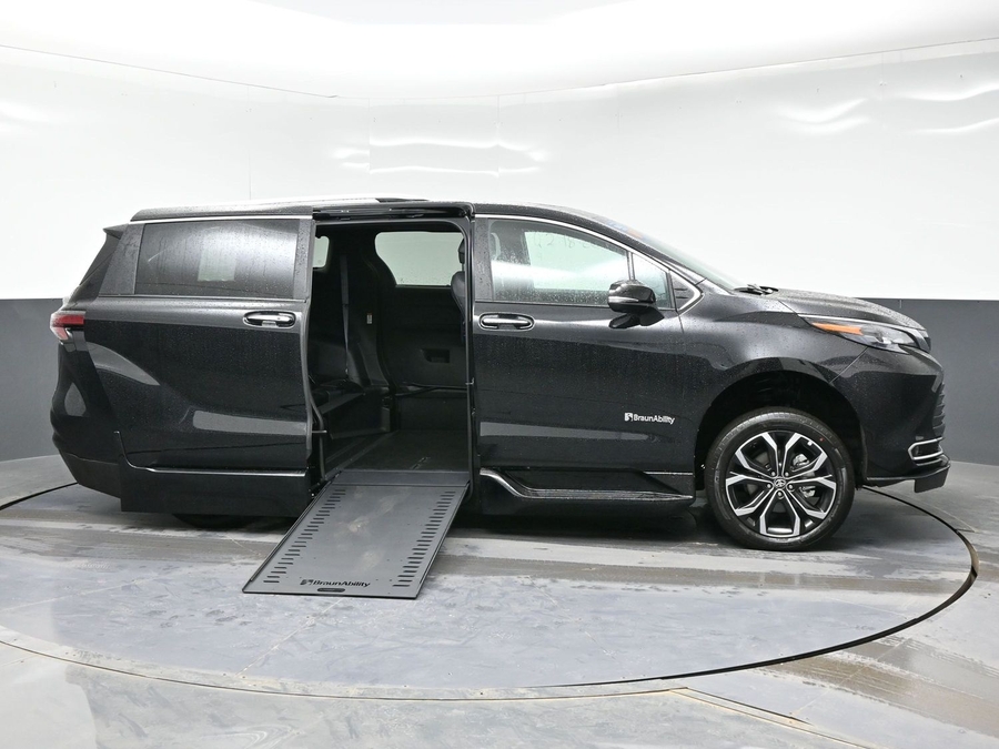 Midnight Black Metallic Toyota Sienna image number 5