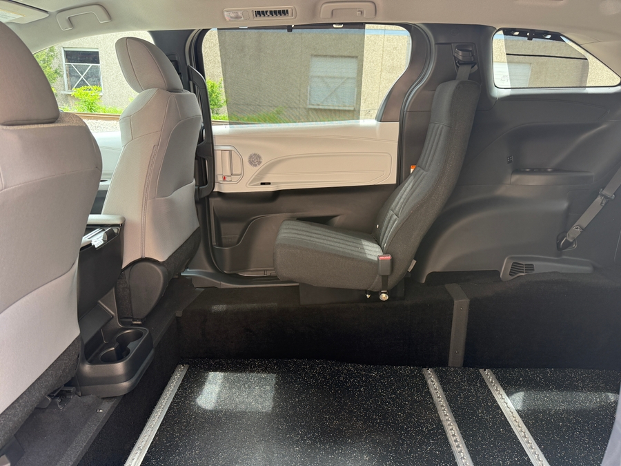 New 2026 Toyota Sienna Hybrid LE - Vantage Mobility Commercial Rear Entry Entry Fold Out Manual Ramp