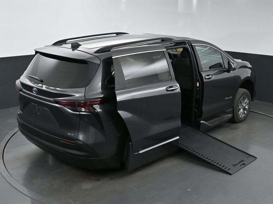 New 2025 Toyota Sienna Hybrid XLE Plus - BraunAbility Side Entry Entry In Floor Automatic Ramp