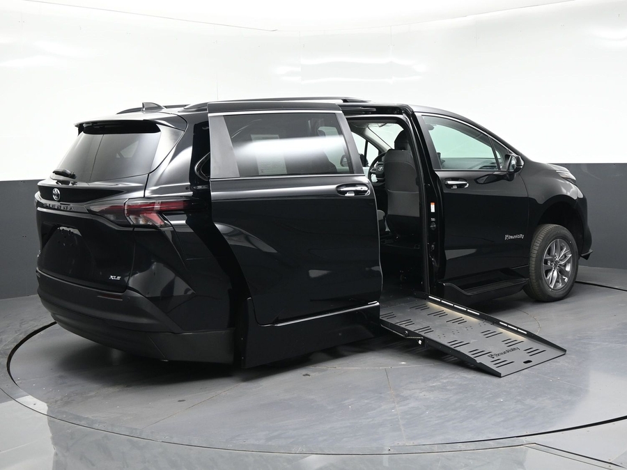 New 2026 Toyota Sienna Hybrid XLE Add - BraunAbility Side Entry Fold Out Automatic Ramp