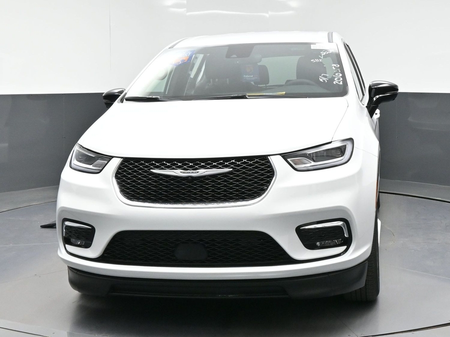 White Chrysler Pacifica image number 14
