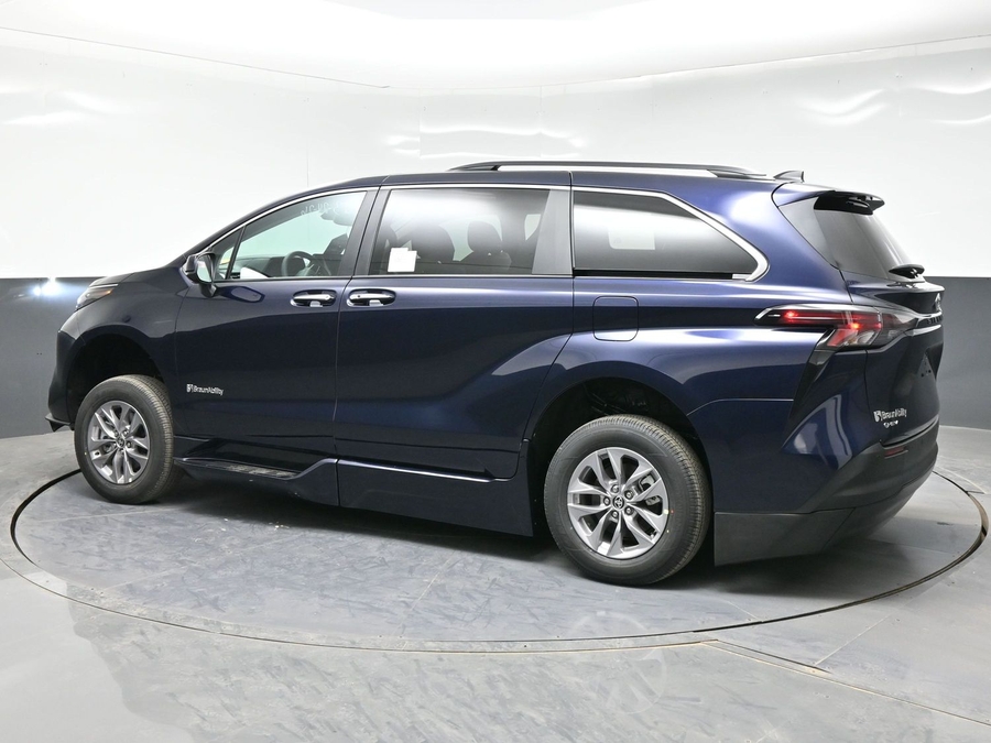 Blue Toyota Sienna image number 3
