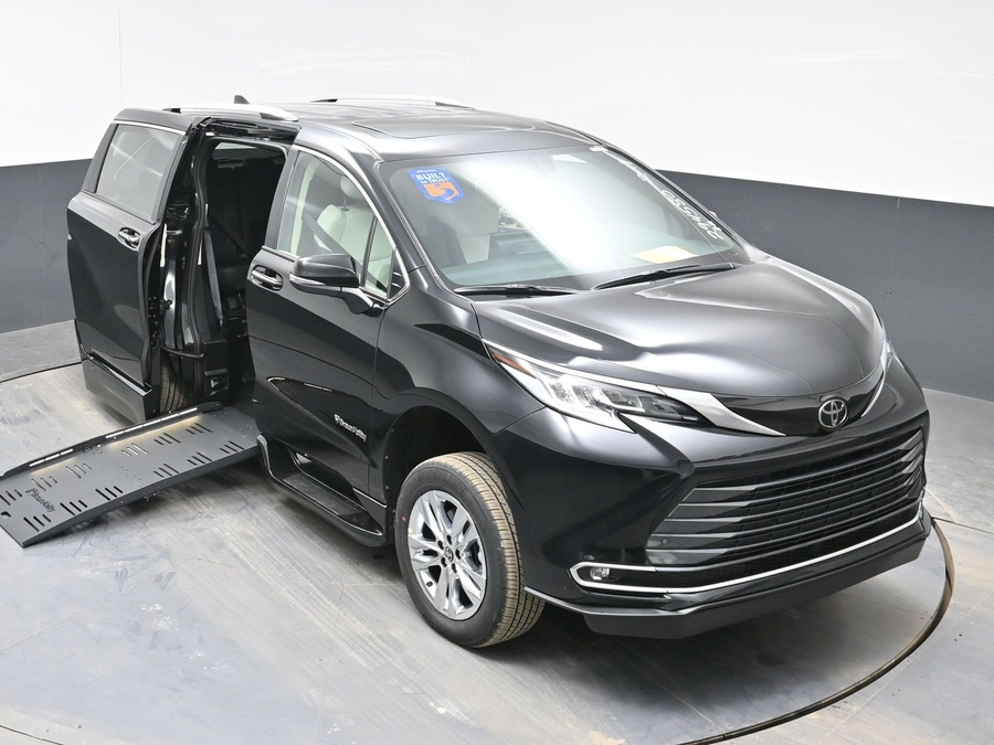 New 2026 Toyota Sienna Hybrid Limited - BraunAbility Side Entry Fold Out Automatic Ramp