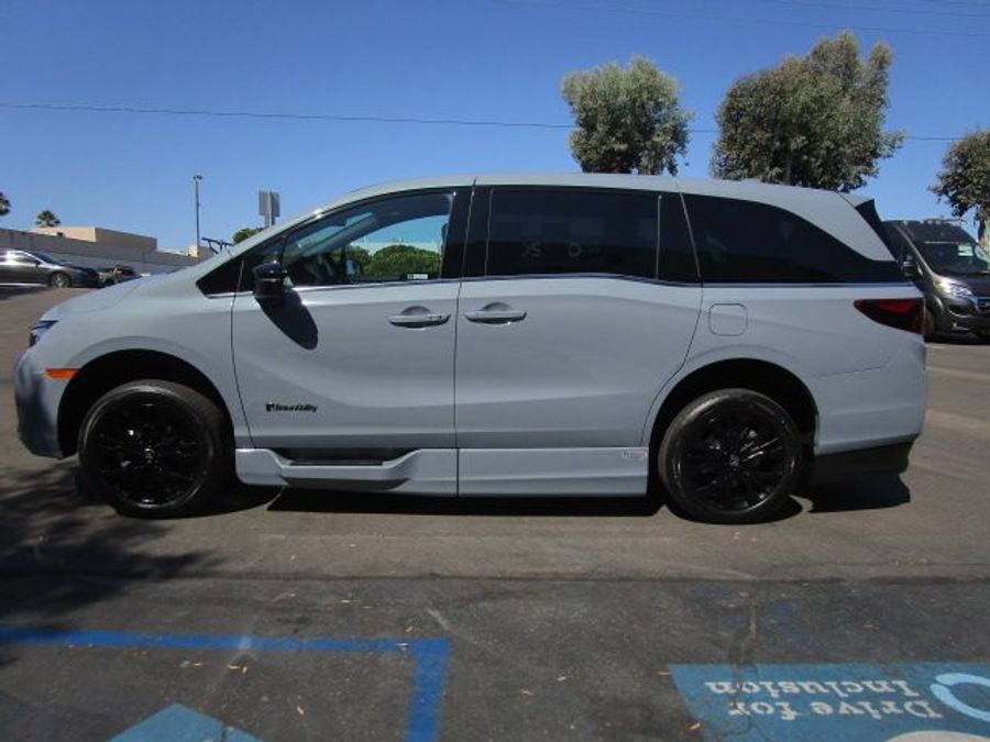 New 2025 Honda Odyssey Sport - BraunAbility Side Entry Entry In Floor Automatic Ramp