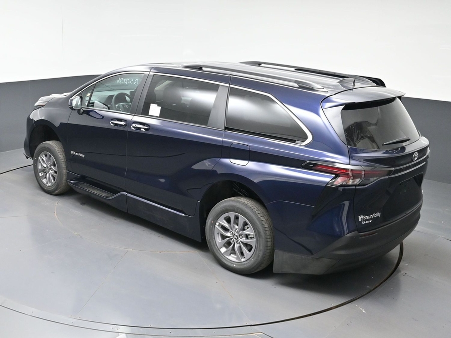 New 2026 Toyota Sienna Hybrid XLE Base - BraunAbility Side Entry Entry Fold Out Automatic Ramp