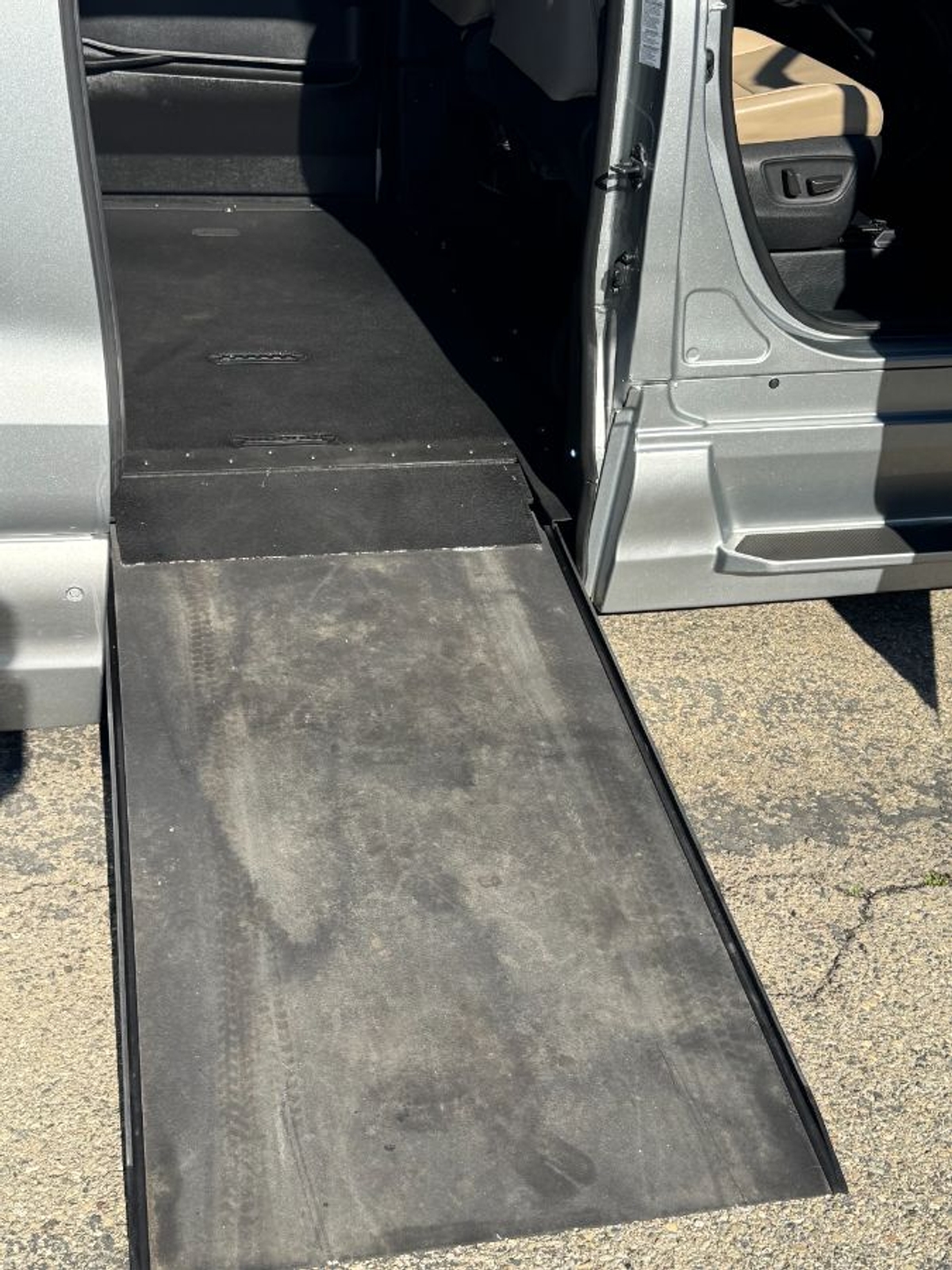 Silver Toyota Sienna image number 8