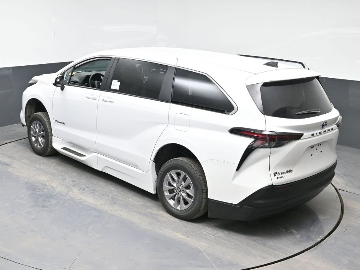 2025 TOYOTA SIENNA - Image 16