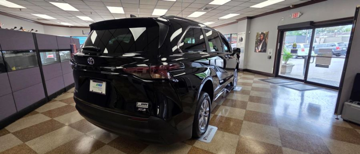 2025 TOYOTA SIENNA - Image 7