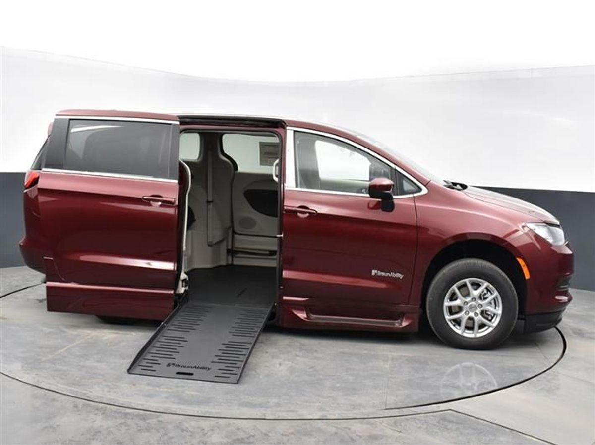 Red Chrysler Voyager image number 17