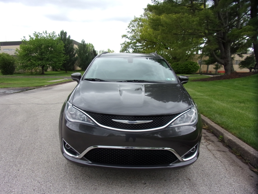 Grey Chrysler Pacifica image number 1