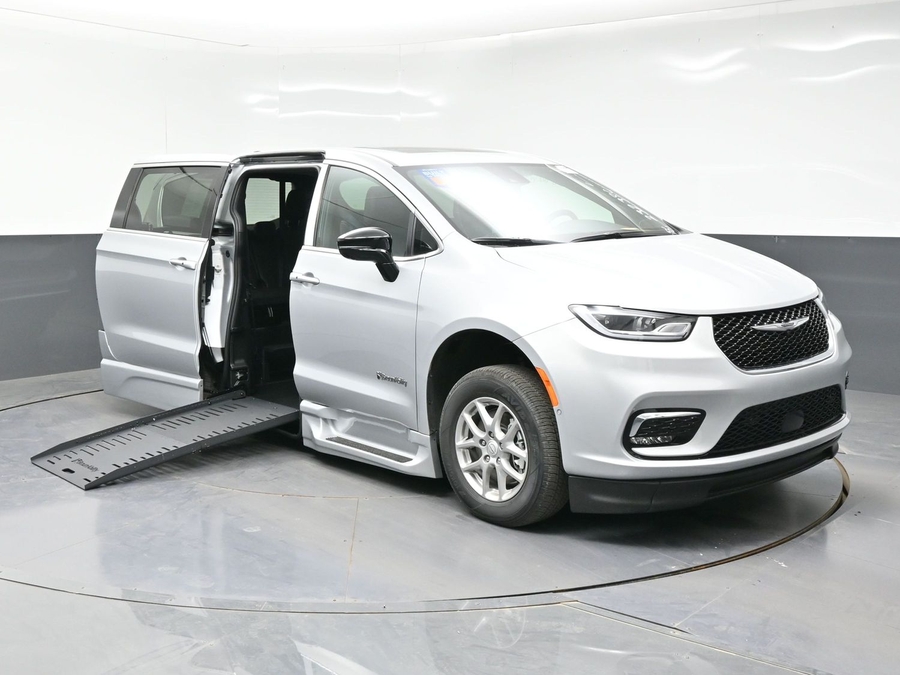 New 2026 Chrysler Pacifica Select Plus - BraunAbility Side Entry Entry Fold Out Automatic Ramp