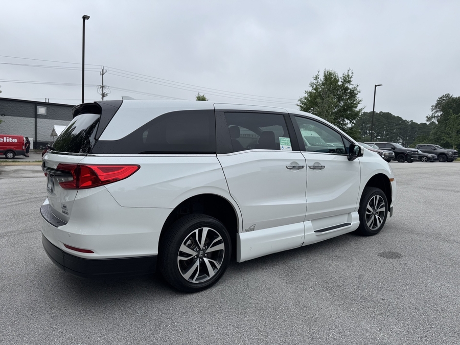 White Honda Odyssey image number 4