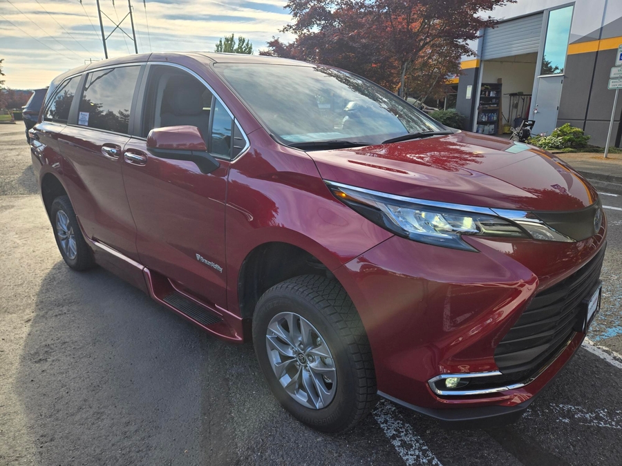 Used 2022 Toyota Sienna Hybrid XLE - BraunAbility Side Entry Fold Out Automatic Ramp