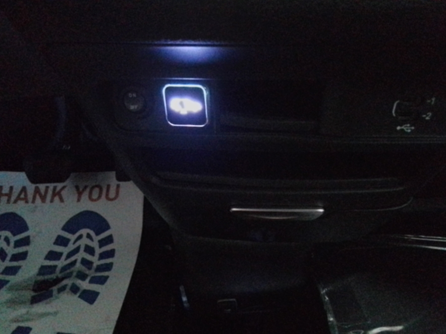 White Chrysler Pacifica image number 31