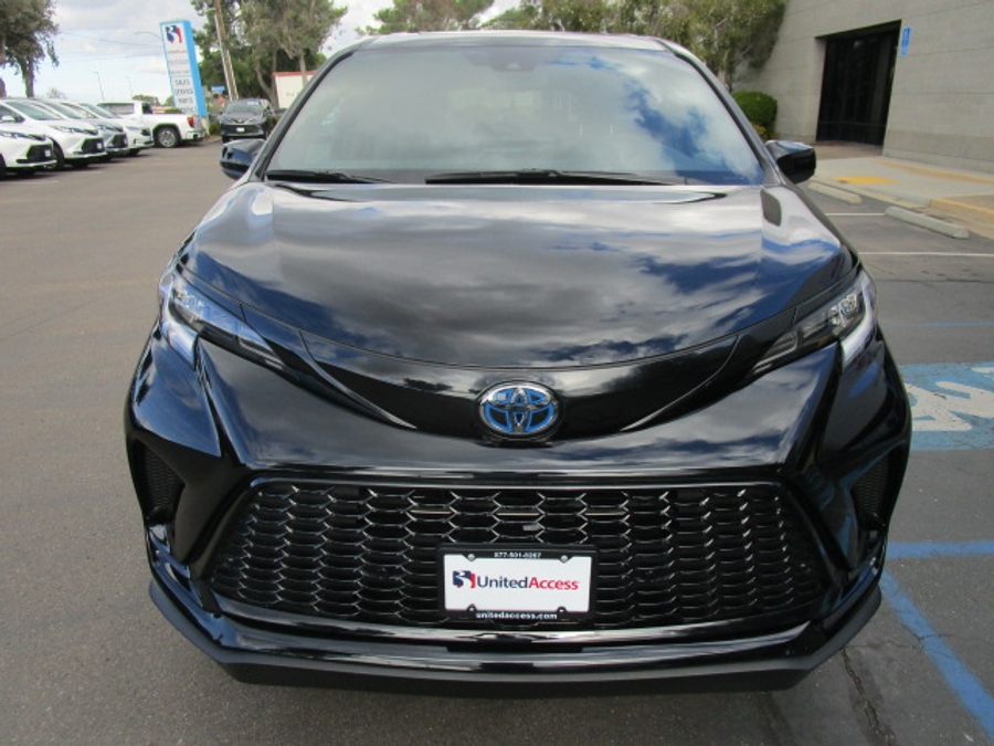 New 2025 Toyota Sienna Hybrid XSE Sport - BraunAbility Side Entry Entry In Floor Automatic Ramp