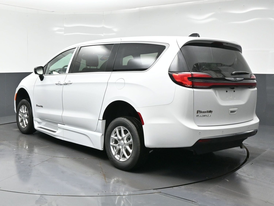 White Chrysler Pacifica image number 4
