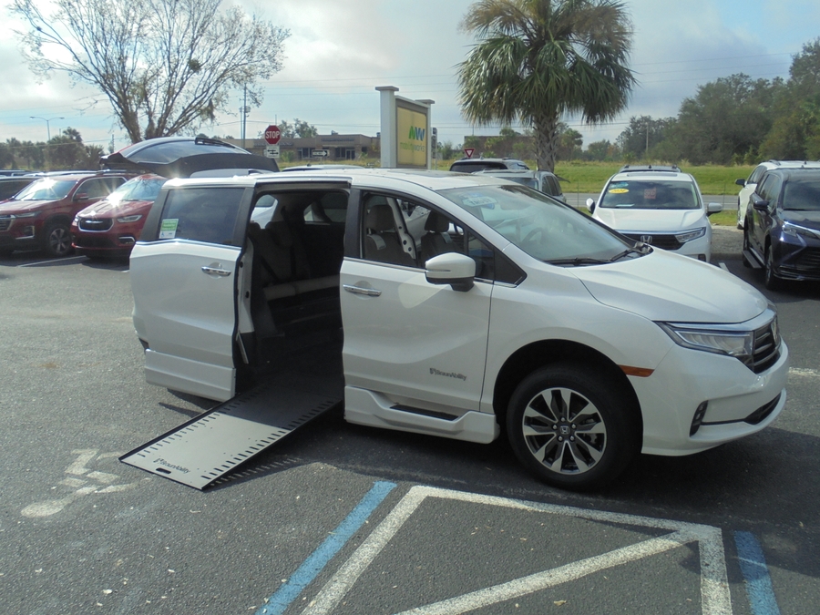 White Honda Odyssey image number 18