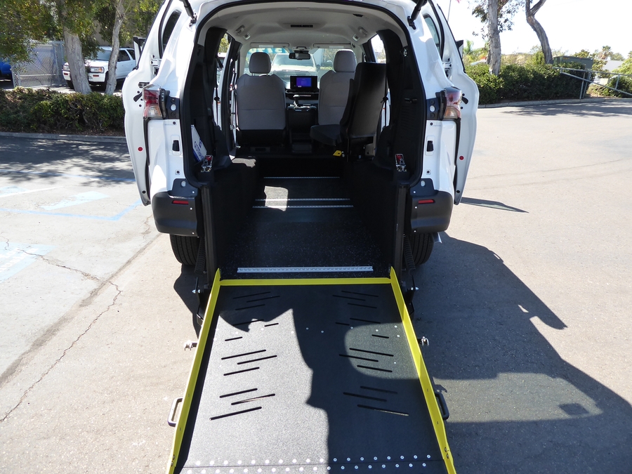New 2026 Toyota Sienna Hybrid LE w swivel 2nd row - Vantage Mobility Commercial Rear Entry Fold Out Manual Ramp