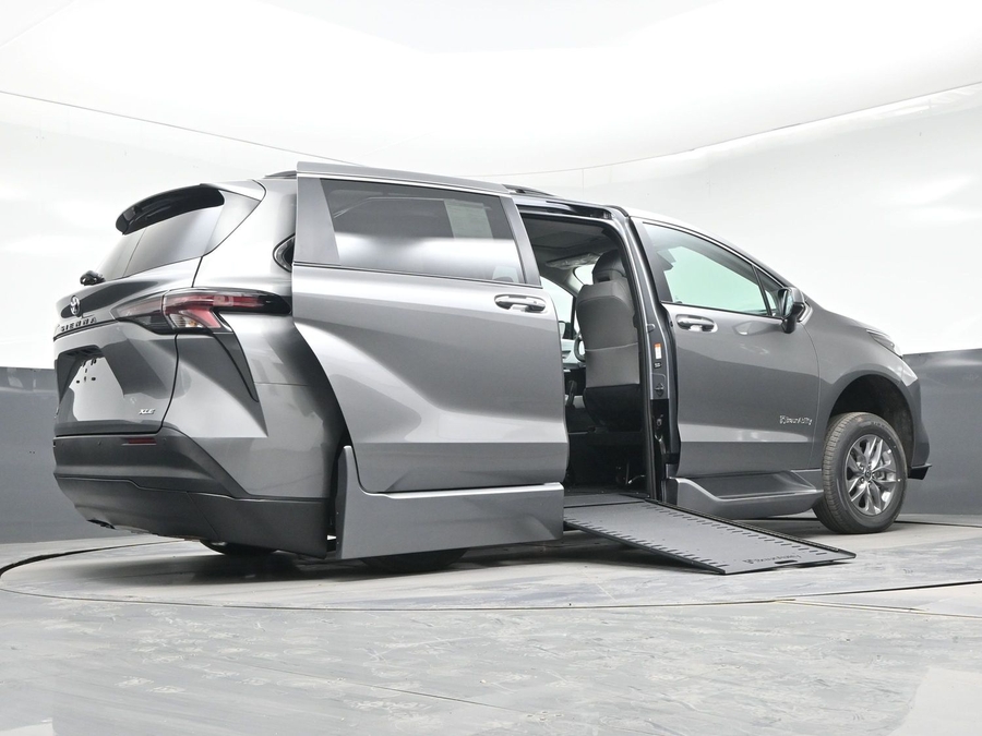 Grey Toyota Sienna image number 18