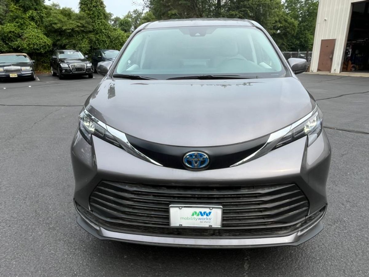 Grey Toyota Sienna image number 1