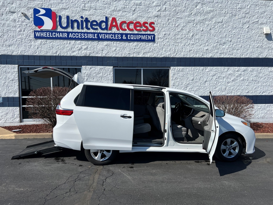 Used 2018 Toyota Sienna L 7-Passenger -  Rear Entry Entry Fold Out Manual Ramp