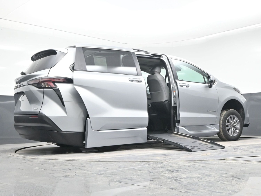 New 2025 Toyota Sienna Hybrid XLE Plus - BraunAbility Side Entry Entry Fold Out Automatic Ramp