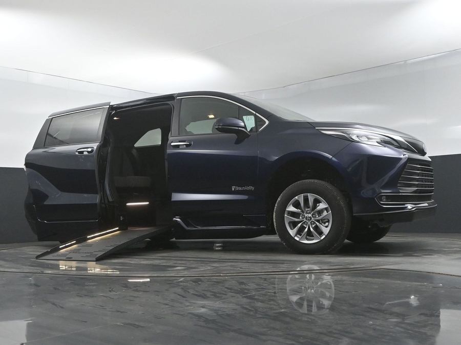New 2025 Toyota Sienna Hybrid XLE Base - BraunAbility Side Entry Entry Fold Out Automatic Ramp