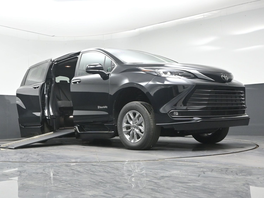 New 2026 Toyota Sienna Hybrid XLE Add - BraunAbility Side Entry In Floor Automatic Ramp