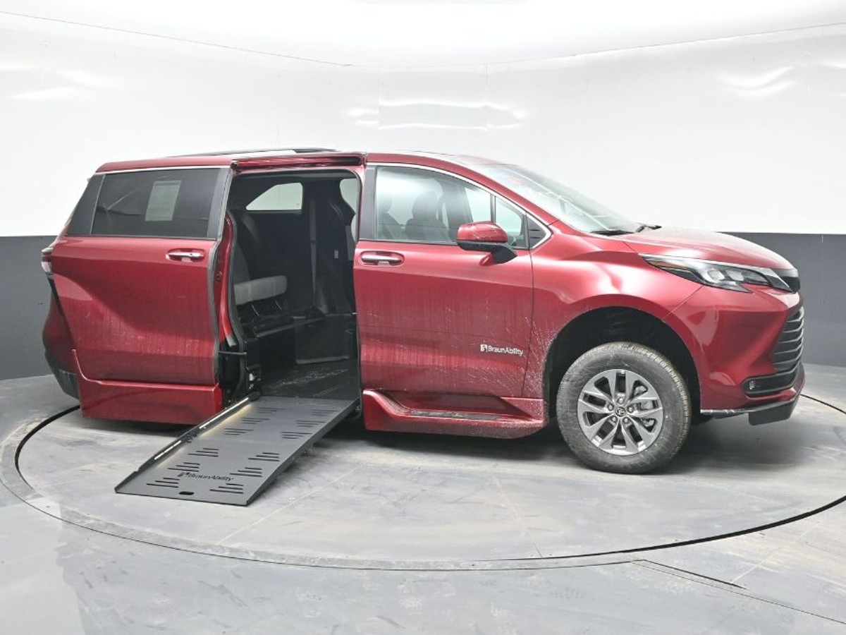 2025 TOYOTA SIENNA - Image 8