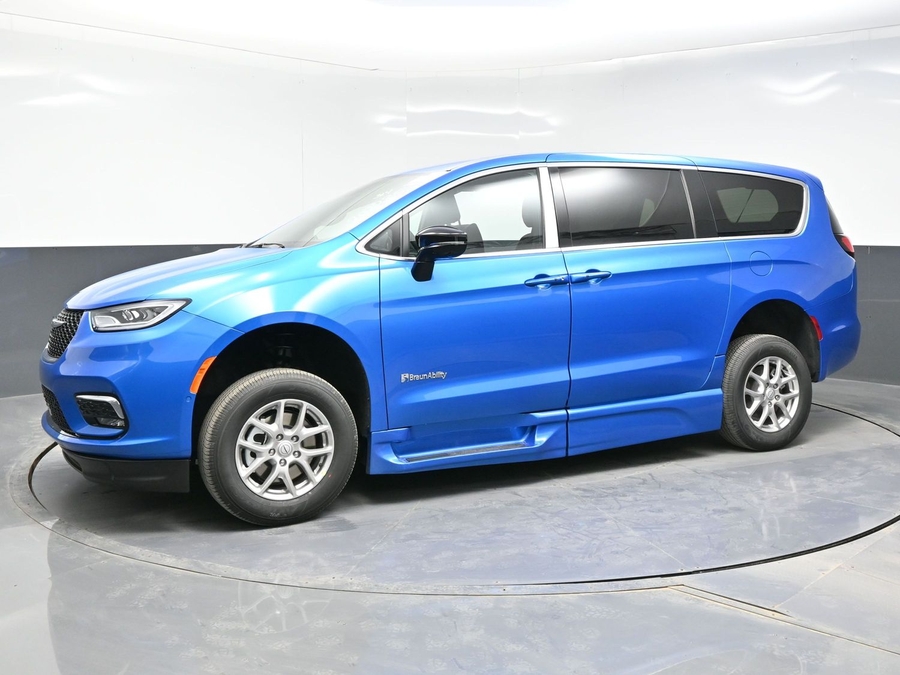 New 2026 Chrysler Pacifica Select Safety - BraunAbility Side Entry Entry In Floor Automatic Ramp