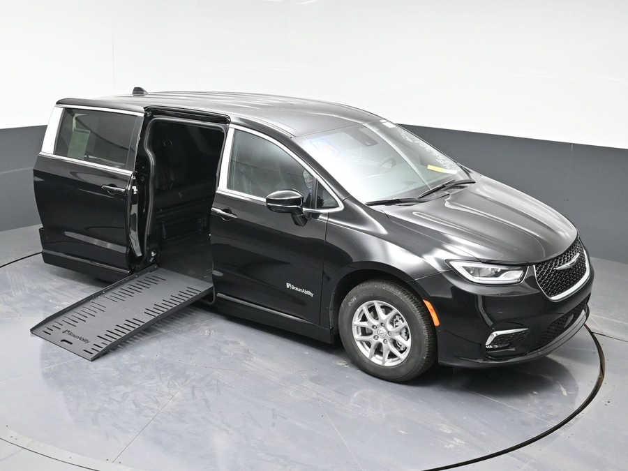 Black Chrysler Pacifica image number 7