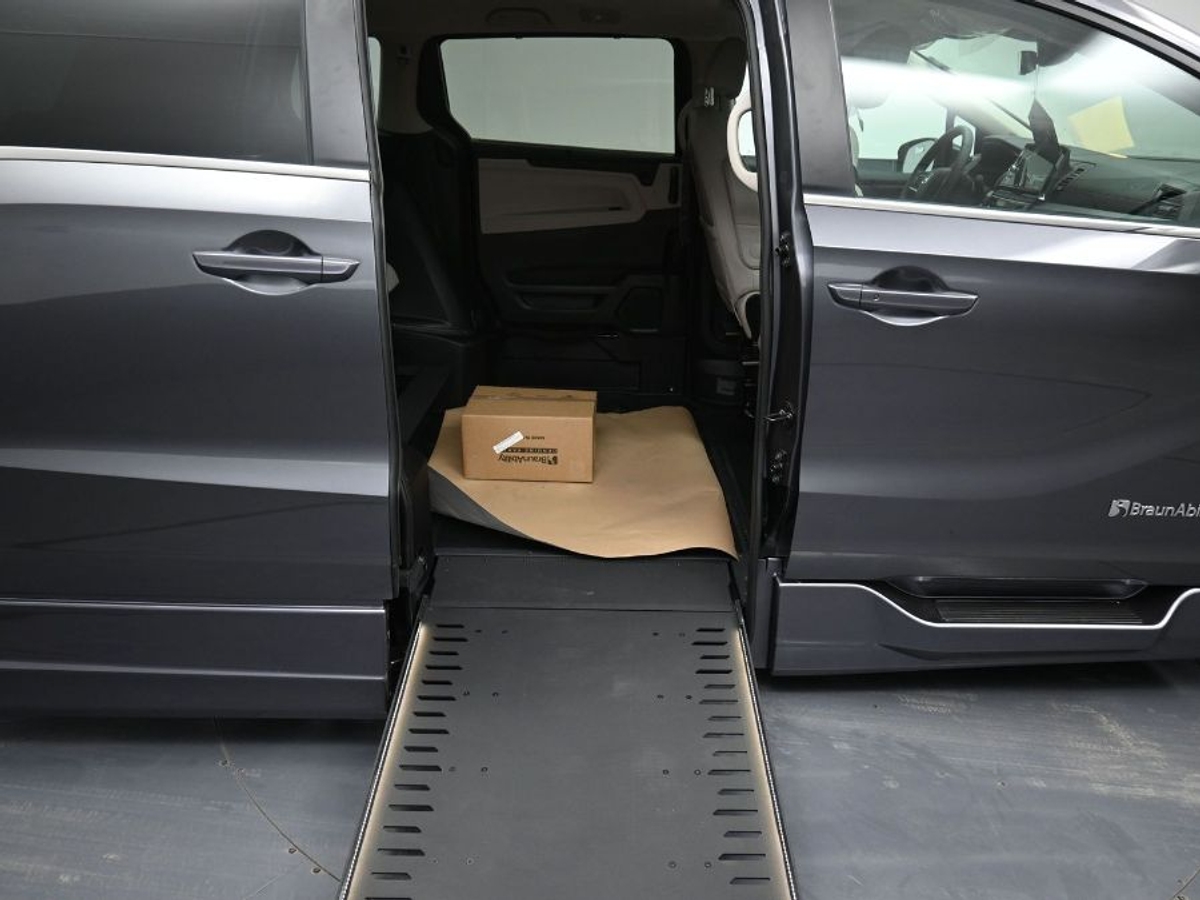 Grey Honda Odyssey image number 11