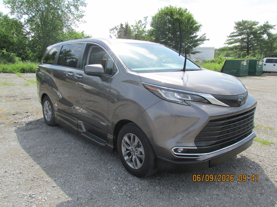 Grey Toyota Sienna image number 4
